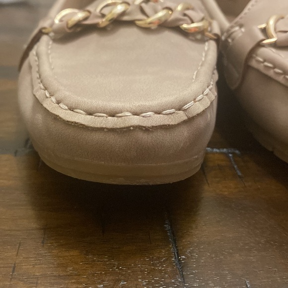 Lauren Blackwell 6.5M Lizbeth 104950 Taupe Loafer with gold chain design - Picture 11 of 11